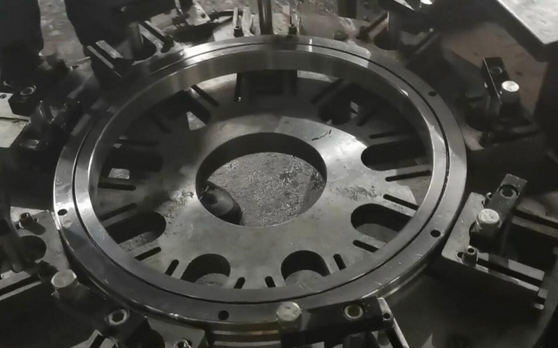 What is cross roller bearing?